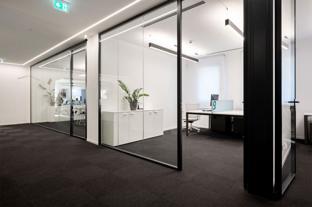 SEINGIM parete divisoria 6030 uffici parete vetrata a vetro singolo offset sinistro extra clear profilo in alluminio jet black ral 9005