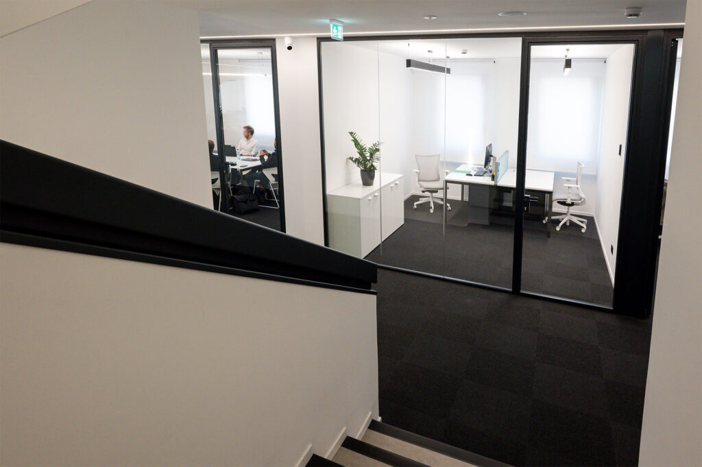 SEINGIM parete divisoria 6030 uffici parete vetrata a vetro singolo offset sinistro extra clear profilo in alluminio jet black ral 9005 porta a battente