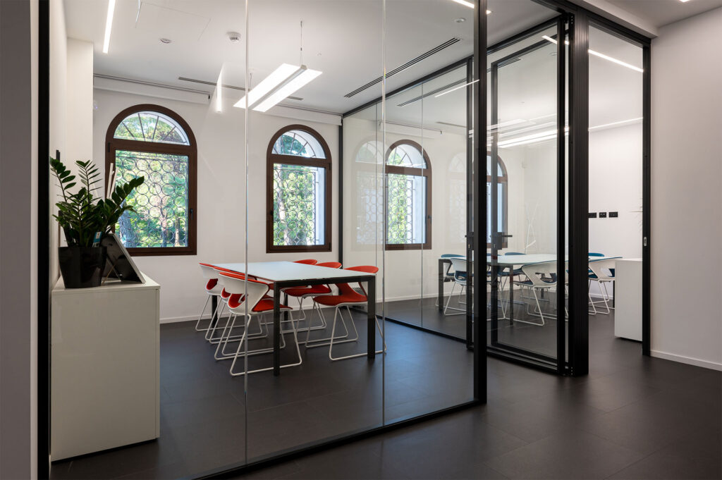 SEINGIM parete divisoria 6030 sala riunione parete vetrata a vetro singolo offset sinistro extra clear profilo in alluminio jet black ral 9005 porta a battente