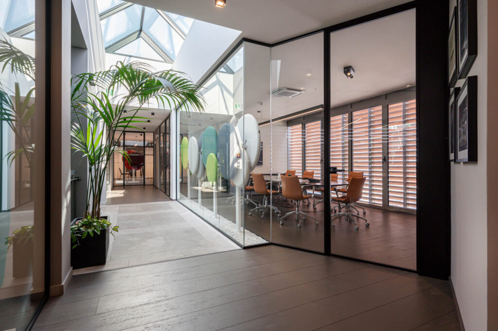 SKEMA parete divisoria Slim corridoio sala riunione parete vetrata a vetro singolo extra clear profilo in alluminio jet black ral 9005 e porte a battente con vano tecnico