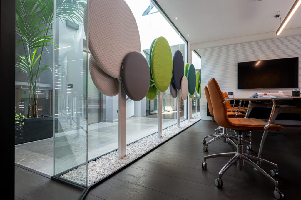 SKEMA parete divisoria Slim sala riunione parete vetrata a vetro singolo extra clear profilo in alluminio jet black ral 9005 dettaglio angolo giunzione pannelli in vetro