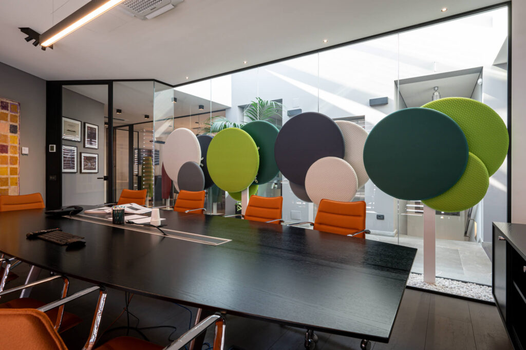 SKEMA parete divisoria Slim sala riunione parete vetrata a vetro singolo extra clear profilo in alluminio jet black ral 9005 e porte a battente con vano tecnico