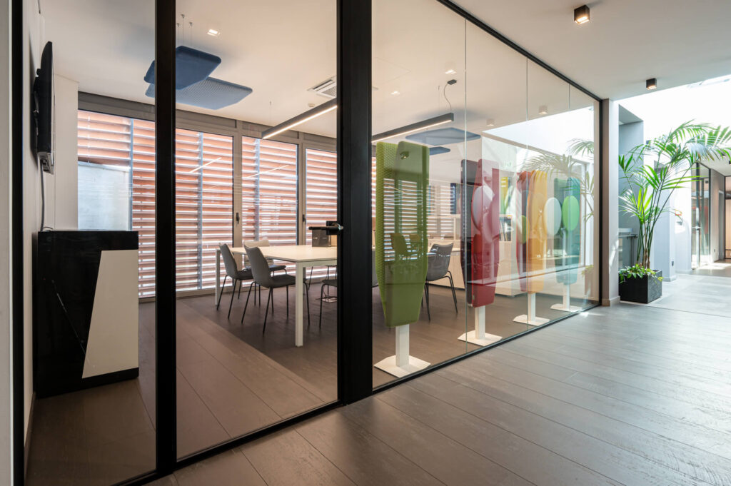 SKEMA parete divisoria Slim corridoio sala riunione parete vetrata a vetro singolo extra clear profilo in alluminio jet black ral 9005 e porte a battente con vano tecnico