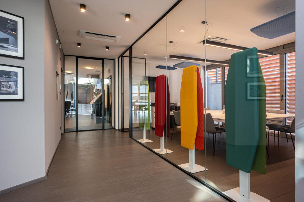 SKEMA parete divisoria Slim corridoio sala riunione e uffici parete vetrata a vetro singolo extra clear profilo in alluminio jet black ral 9005 e porte a battente con vano tecnico