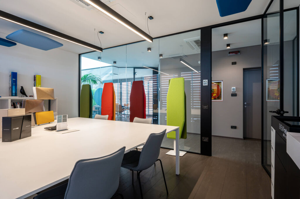 SKEMA parete divisoria Slim sala riunione parete vetrata a vetro singolo extra clear profilo in alluminio jet black ral 9005 e porte a battente con vano tecnico