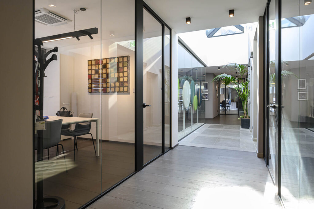 SKEMA parete divisoria Slim corridoio parete vetrata a vetro singolo extra clear profilo in alluminio jet black ral 9005 e porte a battente con vano tecnico