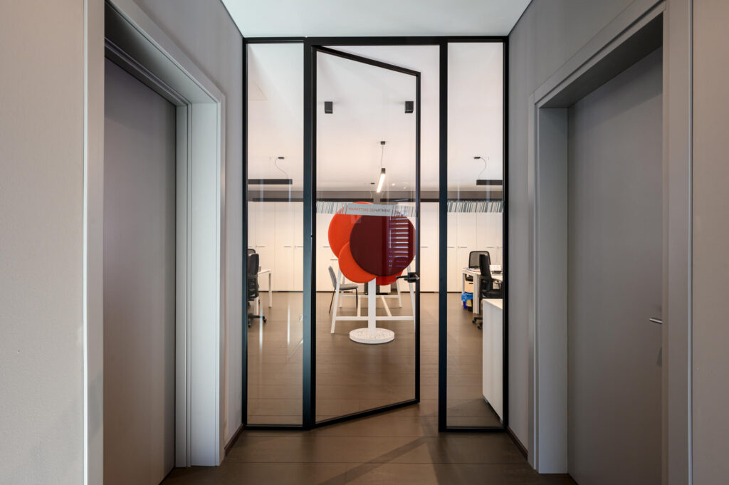 SKEMA parete divisoria Slim ufficio parete vetrata a vetro singolo extra clear profilo in alluminio jet black ral 9005 e porte a battente con serigrafia personalizzata