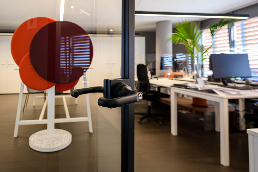 SKEMA parete divisoria Slim ufficio parete vetrata a vetro singolo extra clear profilo in alluminio jet black ral 9005 e porte a battente dettaglio maniglia