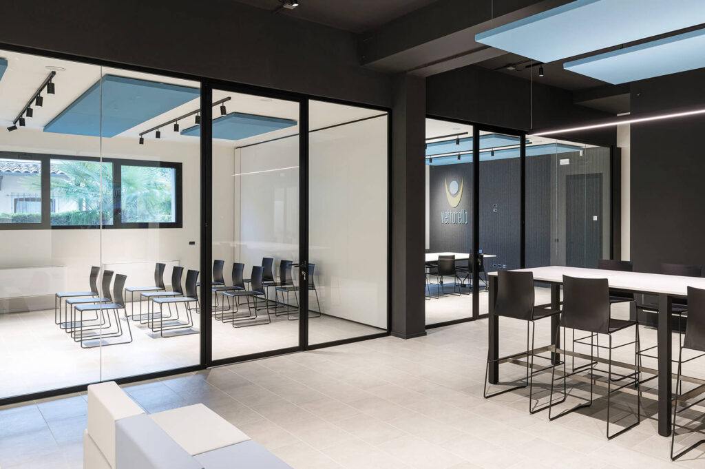 VETTORELLO parete divisoria Glass corridoio sala riunione parete vetrata a vetro singolo extra clear profilo in alluminio black ral 9005 porta a battente
