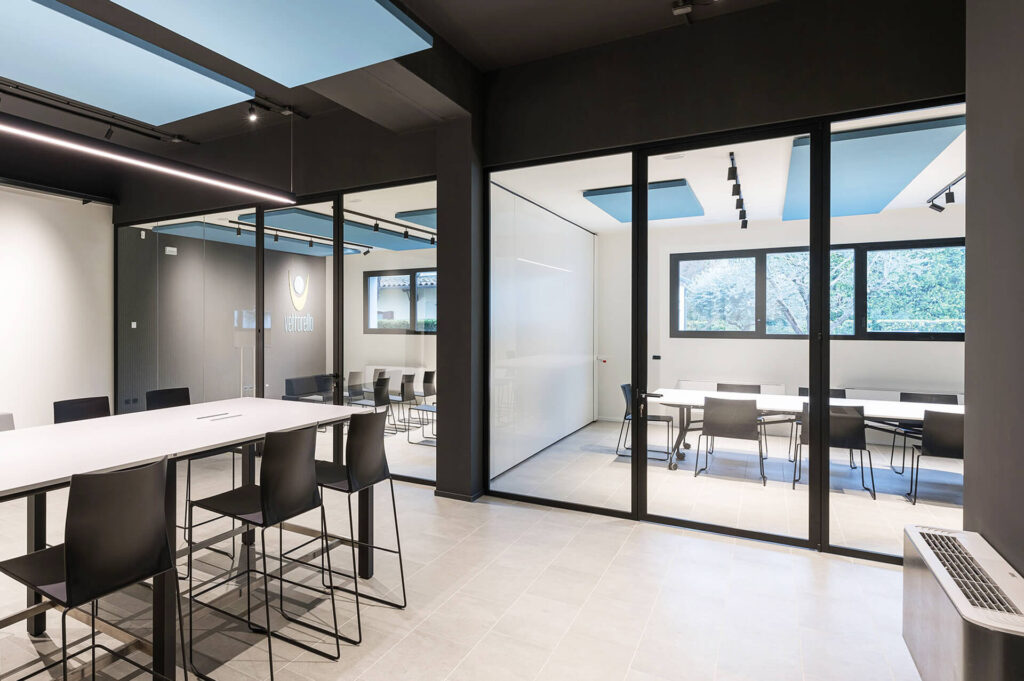 VETTORELLO parete divisoria Glass corridoio sala riunione parete vetrata a vetro singolo extra clear profilo in alluminio black ral 9005 porta a battente