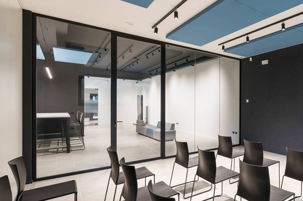 VETTORELLO parete divisoria Glass corridoio sala riunione parete vetrata a vetro singolo extra clear profilo in alluminio black ral 9005 porta a battente