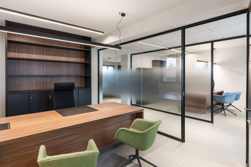 VETTORELLO parete divisoria Glass ufficio privato parete vetrata a vetro singolo extra clear profilo in alluminio black ral 9005 porta a battente