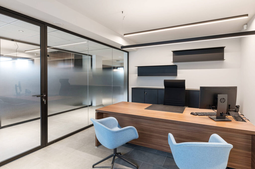 VETTORELLO parete divisoria Glass ufficio privato parete vetrata a vetro singolo extra clear profilo in alluminio black ral 9005 porta a battente