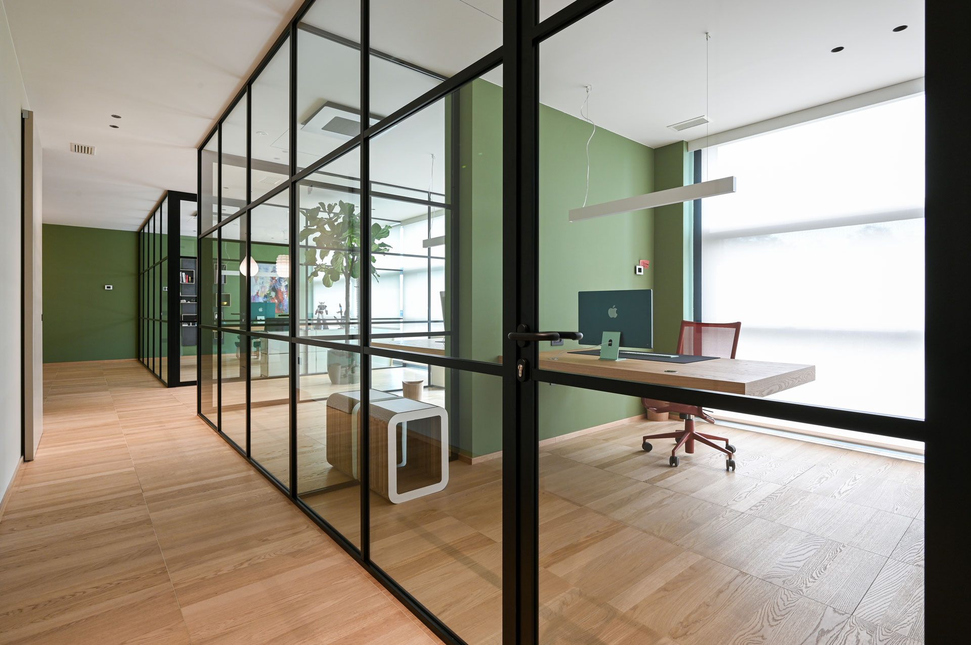 VG7 parete divisoria SLIM corridoio pareti vetrate a vetro singolo extra clear con traversi e montanti stile inglesina profilo in alluminio jet black ral 9005