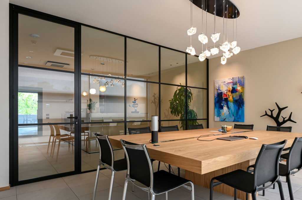 VG7 parete divisoria SLIM sala riunione pareti vetrate a vetro singolo extra clear con traversi e montanti stile inglesina profilo in alluminio jet black ral 9005 porta a battente