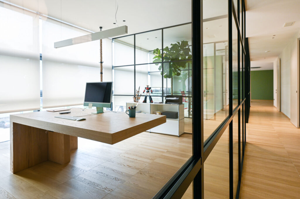 VG7 parete divisoria SLIM ufficio privato pareti vetrate a vetro singolo extra clear con traversi e montanti stile inglesina profilo in alluminio jet black ral 9005 dettaglio incrocio profili