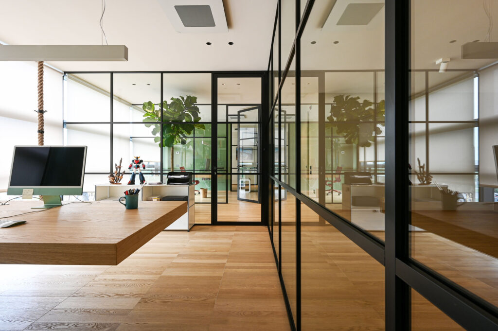 VG7 parete divisoria SLIM sala riunione pareti vetrate a vetro singolo extra clear con traversi e montanti stile inglesina profilo in alluminio jet black ral 9005 porta a battente