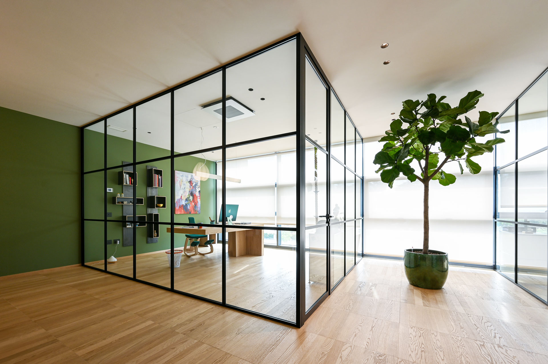 VG7 parete divisoria SLIM ufficio privato pareti vetrate a vetro singolo extra clear con traversi e montanti stile inglesina profilo in alluminio jet black ral 9005 dettaglio angolo giunzione pareti