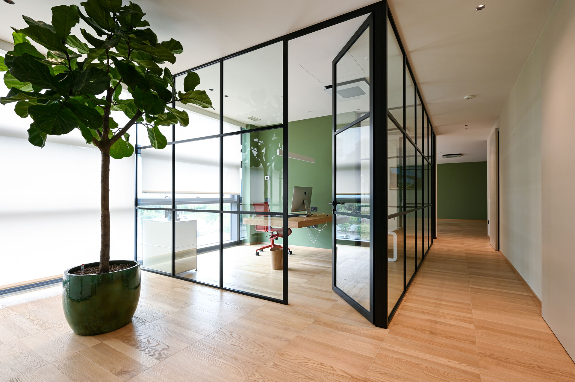 VG7 parete divisoria SLIM ufficio privato pareti vetrate a vetro singolo extra clear con traversi e montanti stile inglesina profilo in alluminio jet black ral 9005 porta a battente dettaglio angolo giunzione pareti