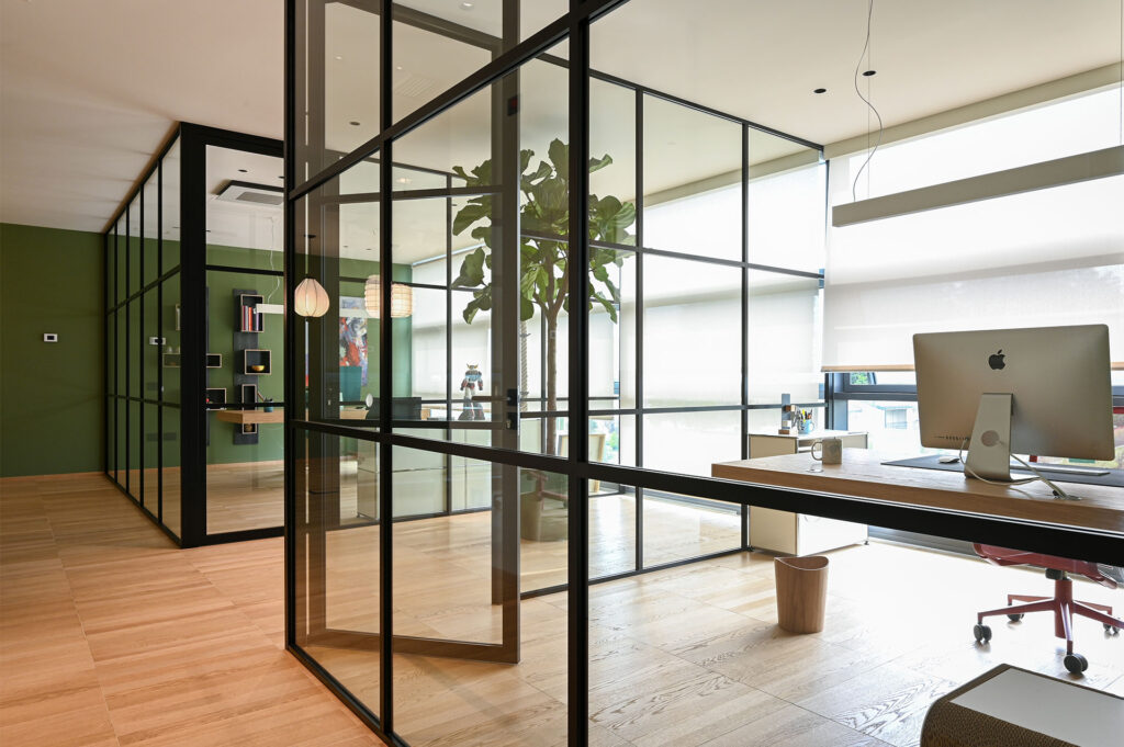 VG7 parete divisoria SLIM ufficio privato pareti vetrate a vetro singolo extra clear con traversi e montanti stile inglesina profilo in alluminio jet black ral 9005 dettaglio inglesina