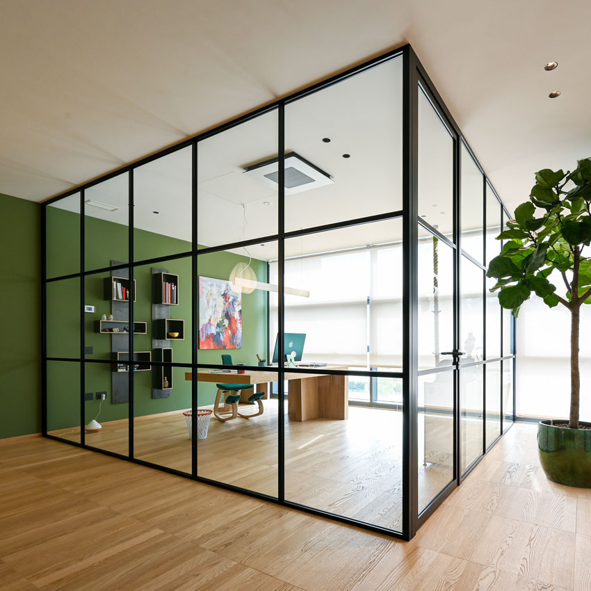 VG7 parete divisoria SLIM ufficio privato pareti vetrate a vetro singolo extra clear con traversi e montanti stile inglesina profilo in alluminio jet black ral 9005 dettaglio angolo giunzione profili