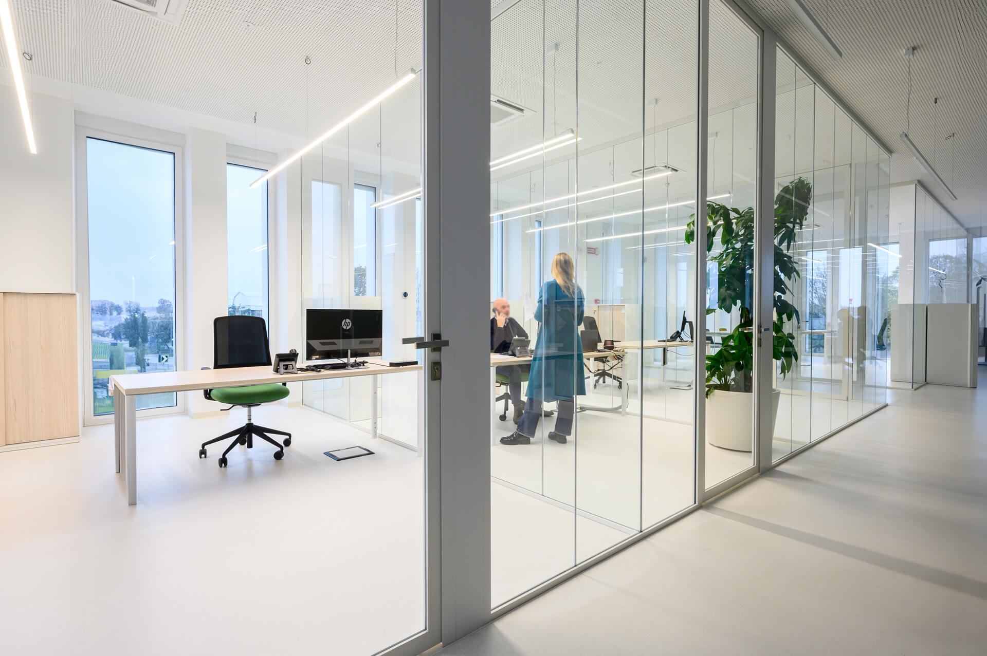 VOLPATO INDUSTRIE parete divisoria uffici Glass parete vetrata a vetro singolo extra clear profilo in alluminio pure white rat 9010 porta a battente con vano tecnico