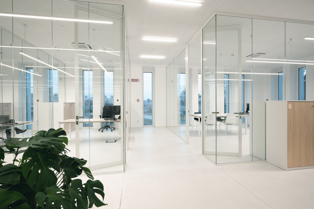 VOLPATO INDUSTRIE parete divisoria uffici Glass parete vetrata a vetro singolo extra clear profilo in alluminio pure white rat 9010 porta a battente con vano tecnico