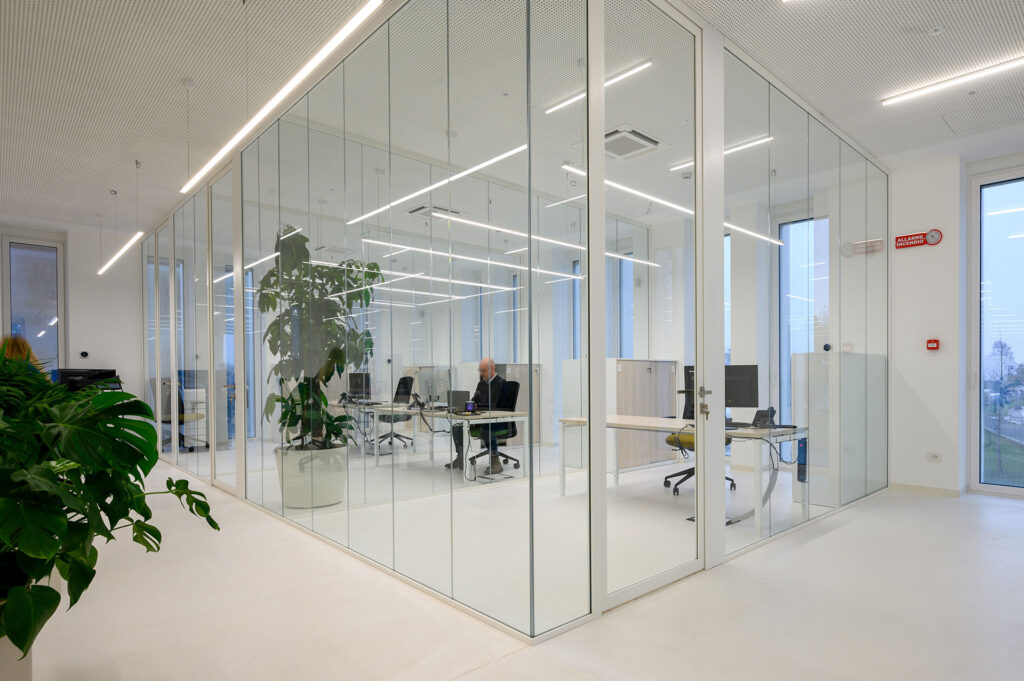 VOLPATO INDUSTRIE parete divisoria uffici Glass parete vetrata a vetro singolo extra clear profilo in alluminio pure white rat 9010 porta a battente con vano tecnico