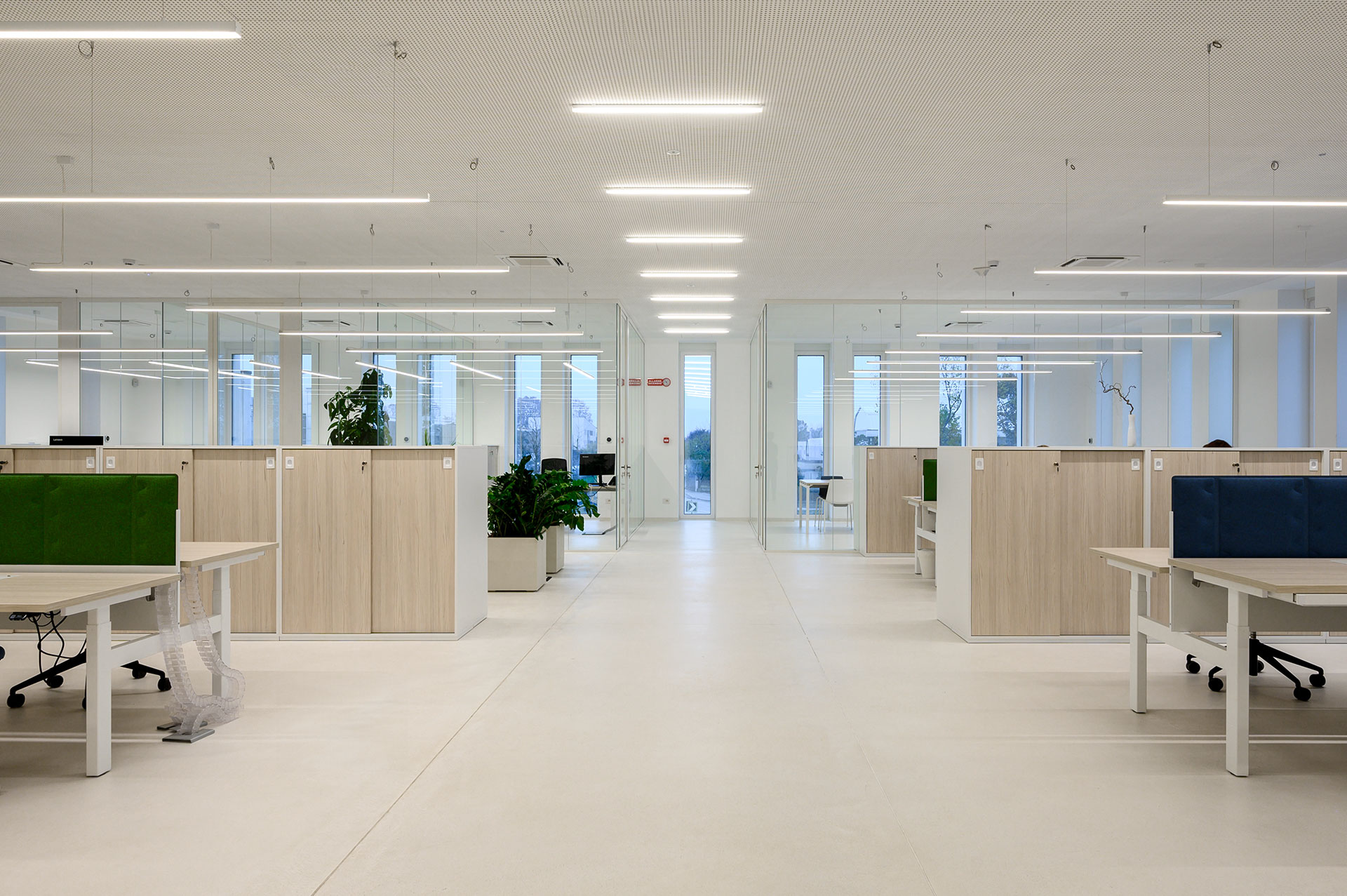 VOLPATO INDUSTRIE parete divisoria corridoio Glass parete vetrata a vetro singolo extra clear profilo in alluminio pure white rat 9010 porta a battente