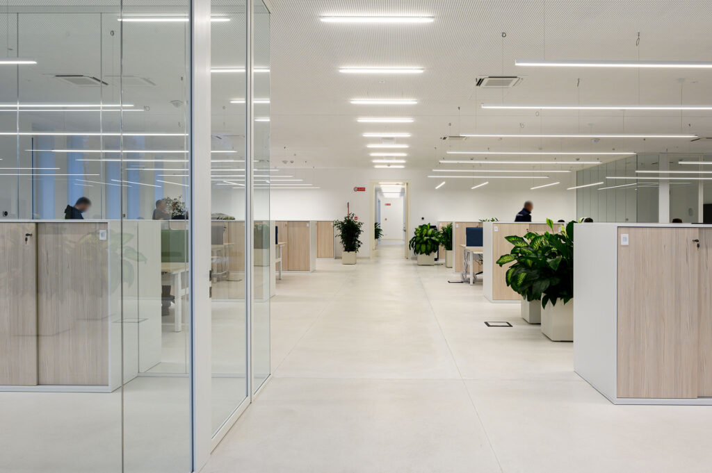 VOLPATO INDUSTRIE parete divisoria Glass parete vetrata a vetro singolo extra clear profilo in alluminio pure white rat 9010 porta a battente con vano tecnico