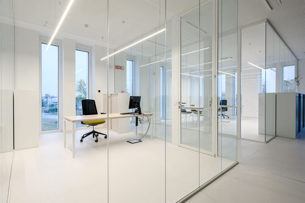 VOLPATO INDUSTRIE parete divisoria ufficio Glass parete vetrata a vetro singolo extra clear profilo in alluminio pure white rat 9010 porta a battente con vano tecnico dettaglio parete
