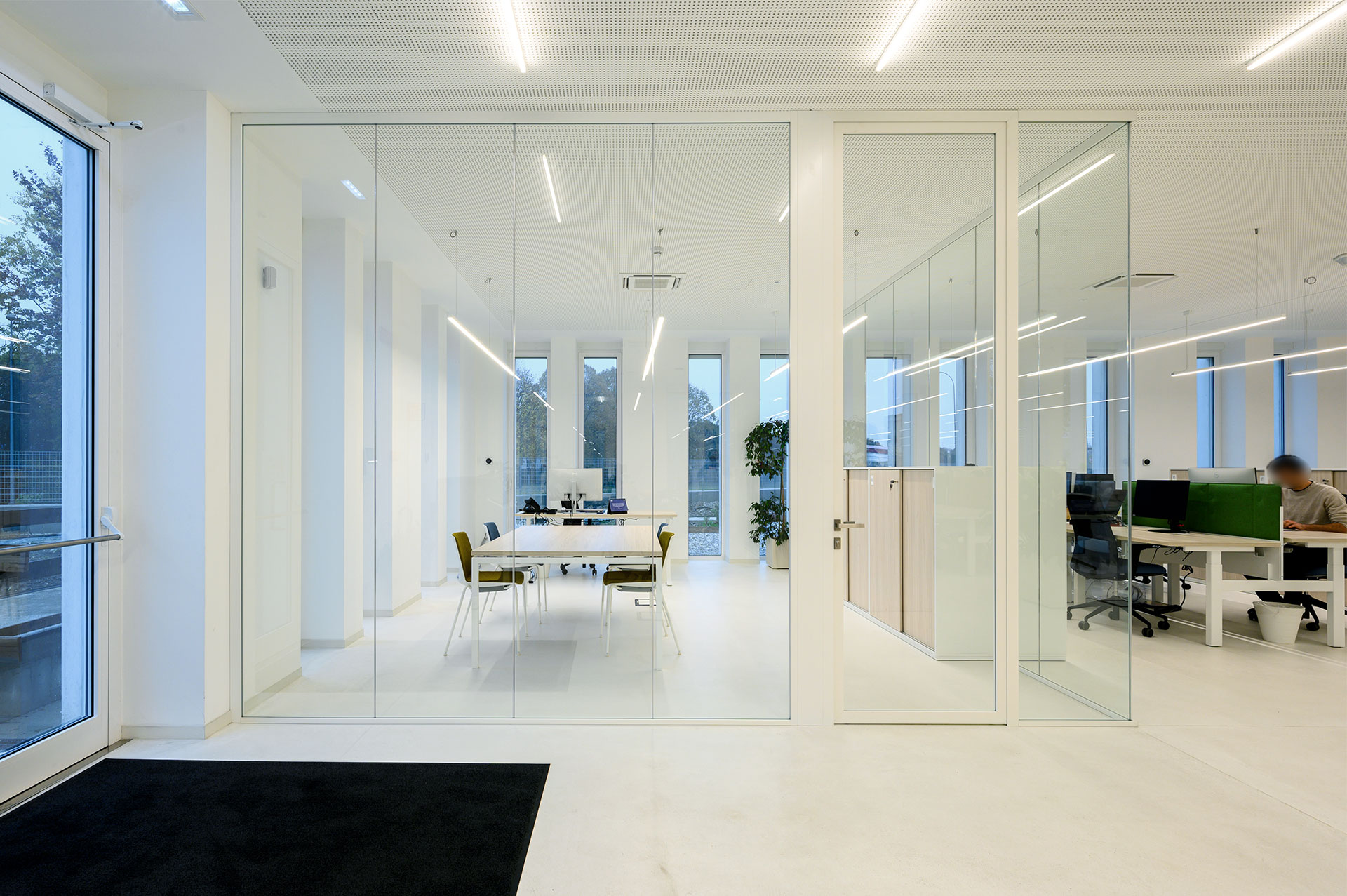 VOLPATO INDUSTRIE parete divisoria sala riunione Glass parete vetrata a vetro singolo extra clear profilo in alluminio pure white rat 9010 porta a battente con vano tecnico