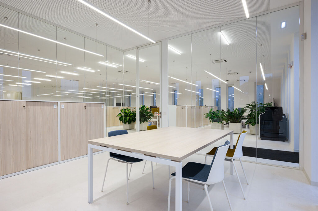 VOLPATO INDUSTRIE parete divisoria sala riunione Glass parete vetrata a vetro singolo extra clear profilo in alluminio pure white rat 9010 porta a battente con vano tecnico