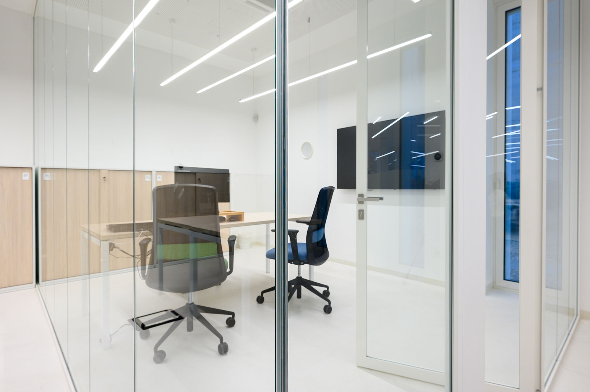 VOLPATO INDUSTRIE parete divisoria sala riunione ufficio Glass parete vetrata a vetro singolo extra clear profilo in alluminio pure white rat 9010 dettaglio angolo giunzione pannelli in vetro