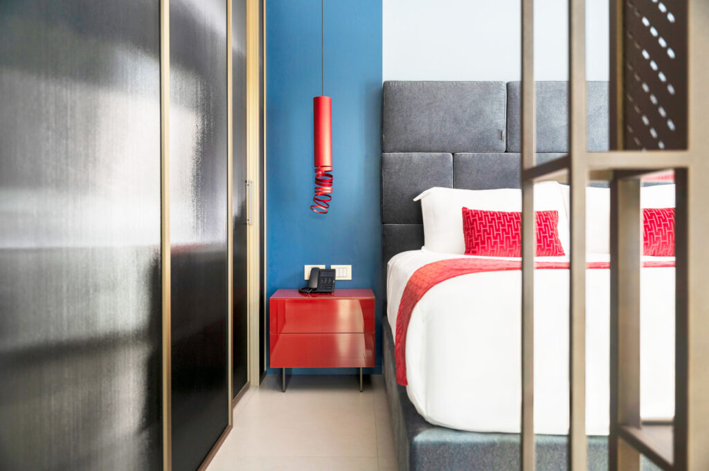 MODE Hotel SUITE ONIRICA parete divisoria GLASS pareti vetrate a vetro singolo in vetro cannettato fumè, smoked grey con profilo in alluminio Gold e porta scorrevole