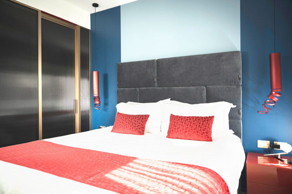 MODE Hotel SUITE ONIRICA parete divisoria GLASS pareti vetrate a vetro singolo in vetro cannettato fumè, smoked grey con profilo in alluminio Gold e porta scorrevole