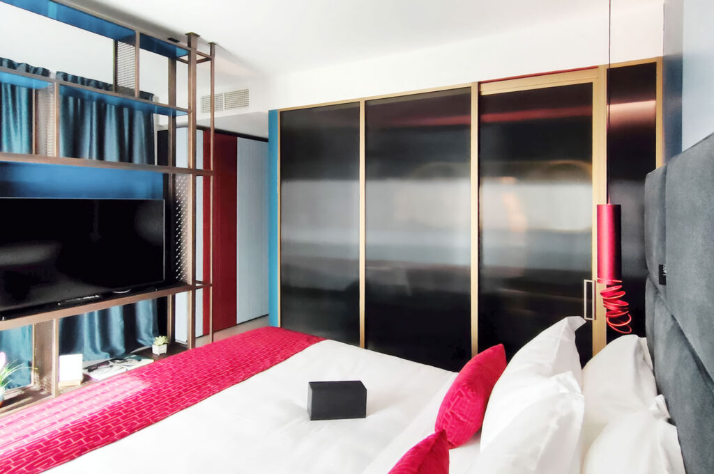 MODE Hotel SUITE ONIRICA parete divisoria GLASS pareti vetrate a vetro singolo in vetro cannettato fumè, smoked grey con profilo in alluminio Gold e porta scorrevole