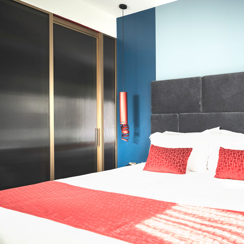 MODE Hotel SUITE ONIRICA parete divisoria GLASS pareti vetrate a vetro singolo in vetro cannettato fumè, smoked grey con profilo in alluminio Gold e porta scorrevole