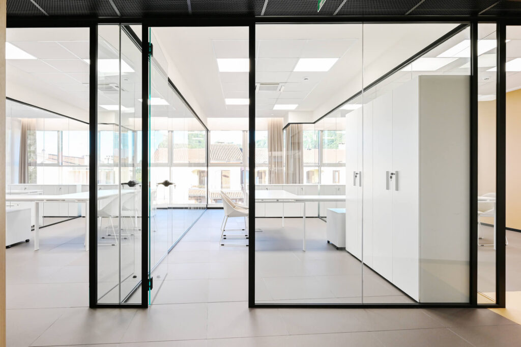 Confartigianato Vicenza parete divisoria SLIM pareti vetrate a vetro singolo in vetro extra clear con profilo Jet Black RAL 9005, uffici