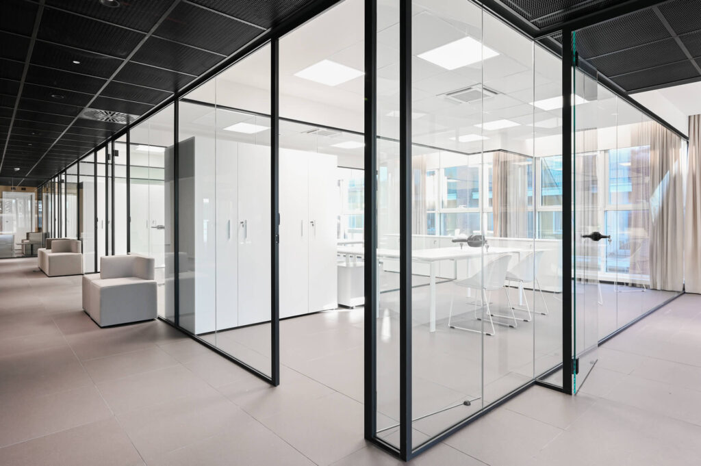 Confartigianato Vicenza parete divisoria SLIM pareti vetrate a vetro singolo in vetro extra clear con profilo Jet Black RAL 9005, uffici, corridoi