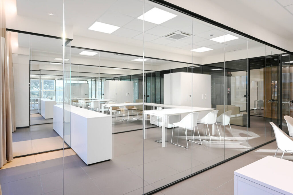 Confartigianato Vicenza parete divisoria SLIM pareti vetrate a vetro singolo in vetro extra clear con profilo Jet Black RAL 9005, uffici