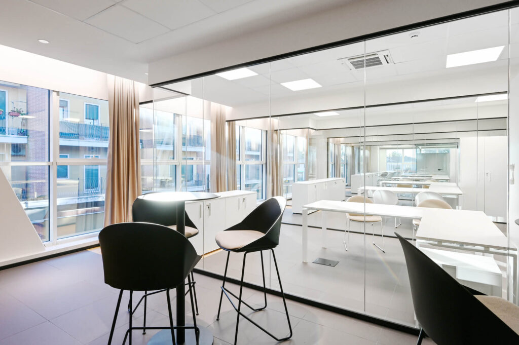 Confartigianato Vicenza parete divisoria SLIM pareti vetrate a vetro singolo in vetro extra clear con profilo Jet Black RAL 9005, area relax