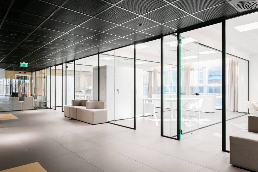 Confartigianato Vicenza parete divisoria SLIM pareti vetrate a vetro singolo in vetro extra clear con profilo Jet Black RAL 9005, uffici, corridoi