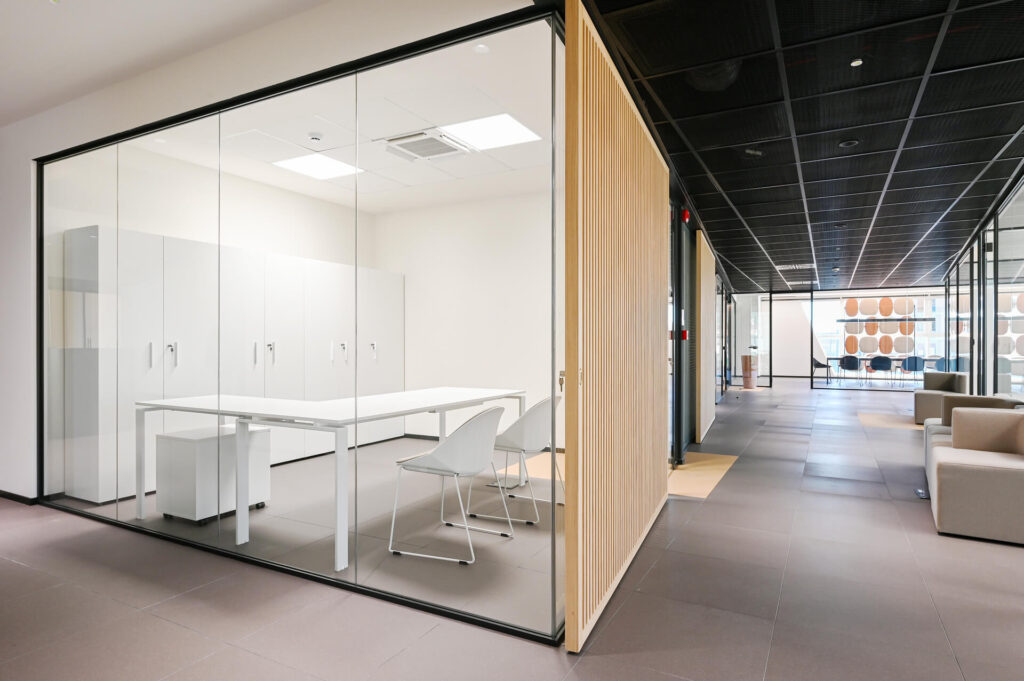 Confartigianato Vicenza parete divisoria SLIM pareti vetrate a vetro singolo in vetro extra clear con profilo Jet Black RAL 9005, uffici, porte scorrevoli