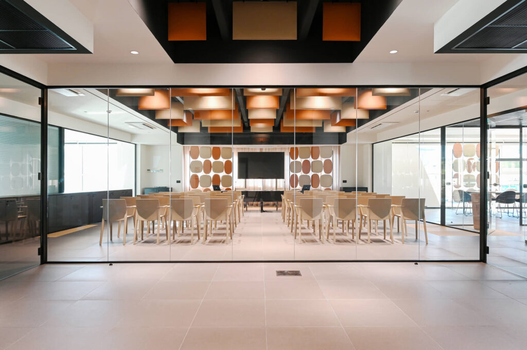 Confartigianato Vicenza parete divisoria SLIM pareti vetrate a vetro singolo in vetro extra clear con profilo Jet Black RAL 9005, sala riunione