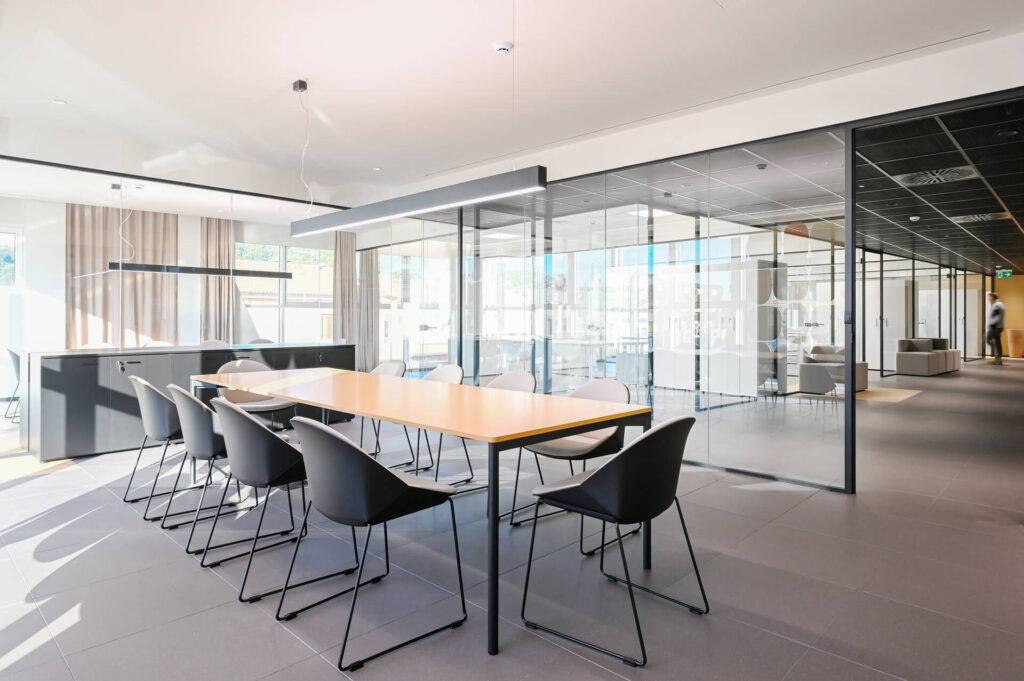 Confartigianato Vicenza parete divisoria SLIM pareti vetrate a vetro singolo in vetro extra clear con profilo Jet Black RAL 9005, sala riunione