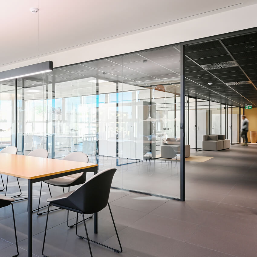 Confartigianato Vicenza parete divisoria SLIM pareti vetrate a vetro singolo in vetro extra clear con profilo Jet Black RAL 9005, sala riunione